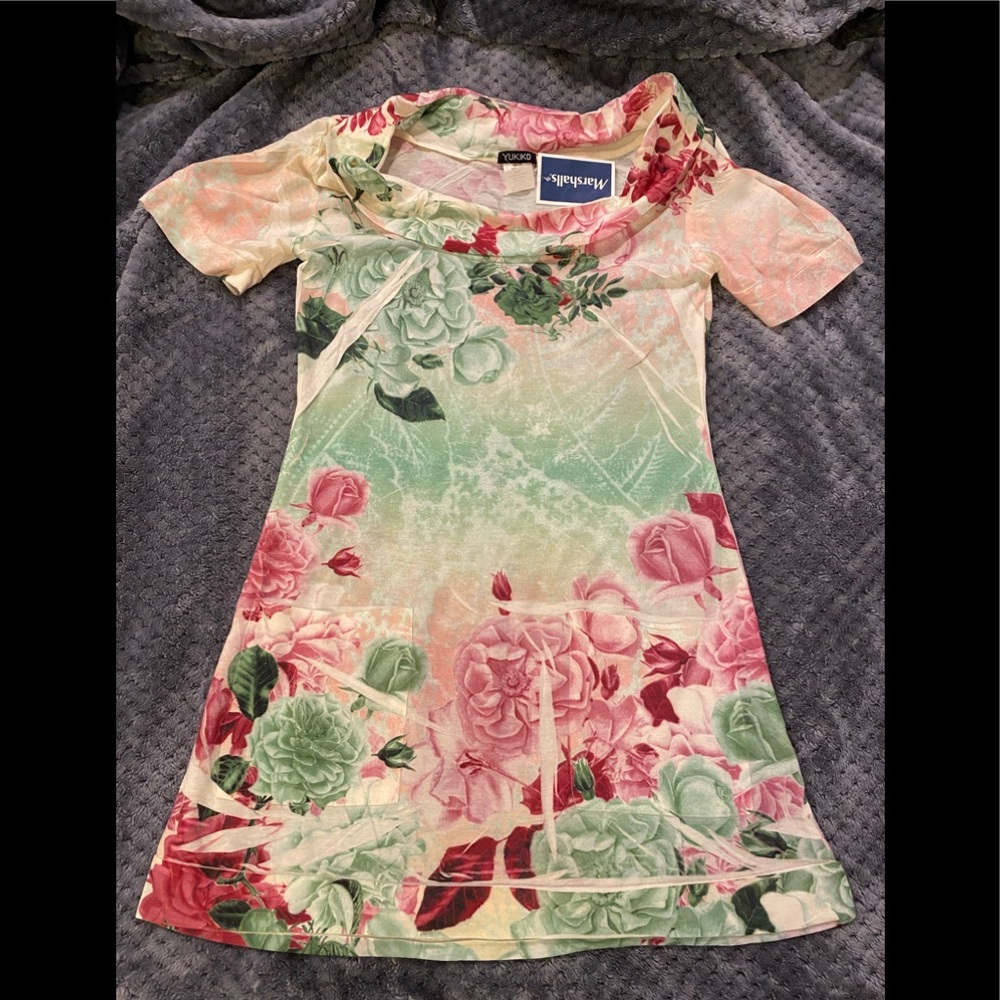 NWT gorgeous and unique rose T-shirt SzS